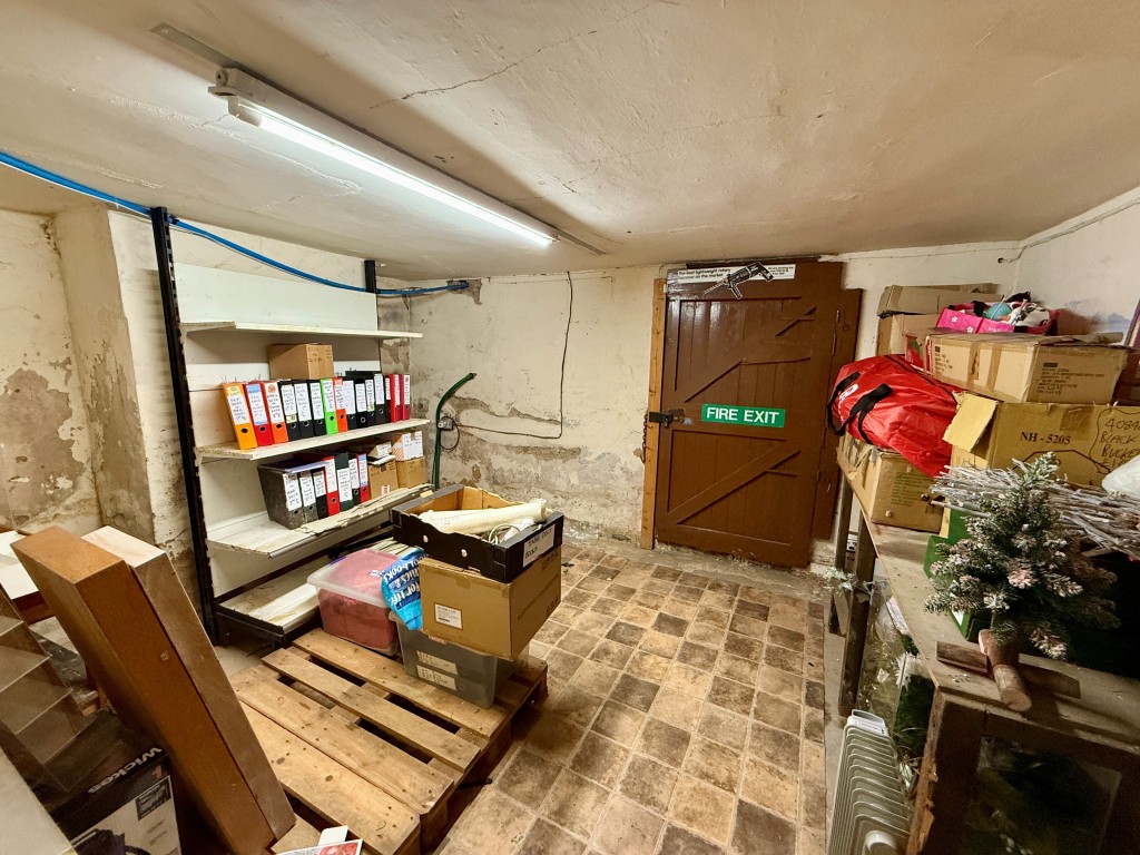 Lot: 18 - MIXED RESIDENTIAL AND COMMERCIAL PROPERTY - Basement room two